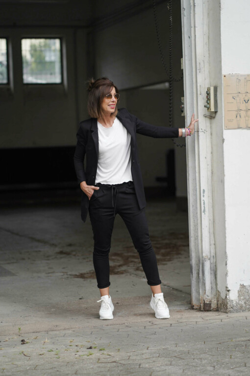 Longblazer "BEATRIX" schwarz (B03) / Kurzarmshirt "HANNAH" wollweiß (BA83) / Chino-Hose "LISSY" schwarz (H01)
