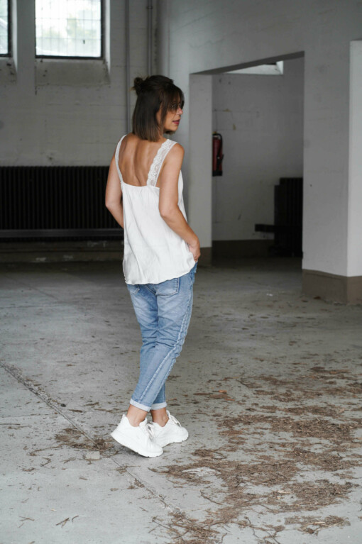 Jeans “YUNA” – jeansblau (H24) / Spitzentop “OHANA” weiß (GW31)