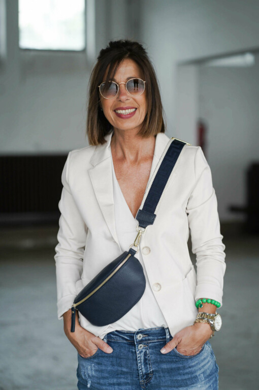 Kurzblazer "SISSI" hellbeige (B04) / Shirt "VALERIA" beige (BA12) / Mini-Cross-Bag "DORIE" blau / gold (T03) /  Jeans "CINZIA" - jeansblau (H34)