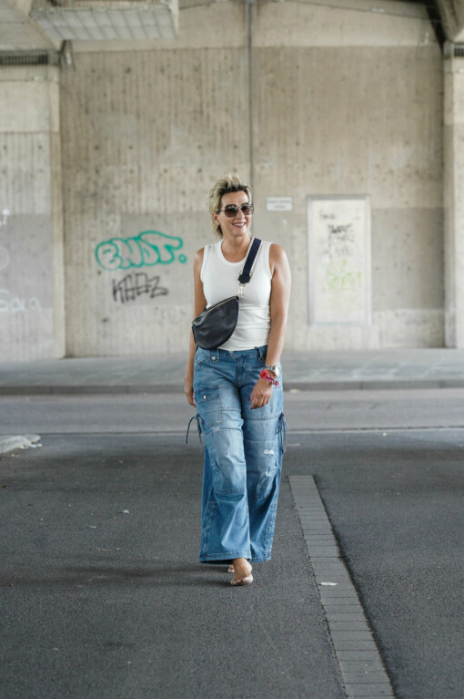 geripptes Top “YARELI” offwhite (ER05) / Small – Crossbag “PAULA” dunkelblau/gold (T02)