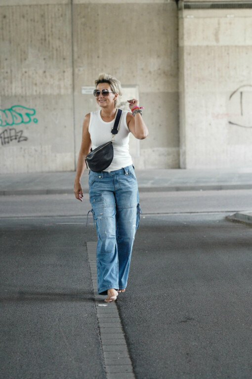 geripptes Top “YARELI” offwhite (ER05) / Small – Crossbag “PAULA” dunkelblau/gold (T02)