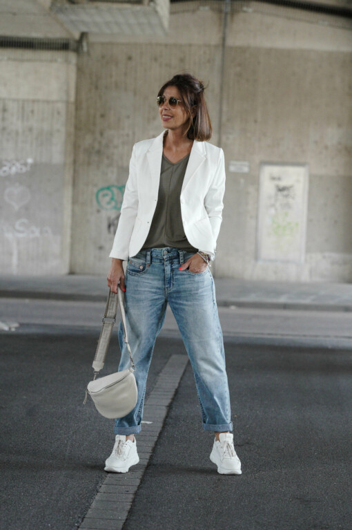 Jeans "Pitch Hi Tap" glare (HL04) / Kurzblazer "SISSI" wollweiß (B04) /  T-Shirt "ARETHA" darkgreen (DZ03) / Small – Crossbag “PAULA” beige/silber (T05)