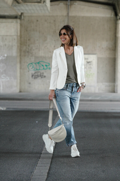 Jeans "Pitch Hi Tap" glare (HL04) / Kurzblazer "SISSI" wollweiß (B04) /  T-Shirt "ARETHA" darkgreen (DZ03) /  Small – Crossbag “PAULA” beige/silber (T05)
