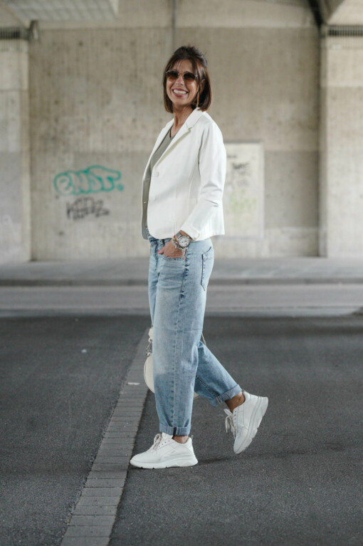 Jeans "Pitch Hi Tap" glare (HL04) / Kurzblazer "SISSI" wollweiß (B04) /  T-Shirt "ARETHA" darkgreen (DZ03)