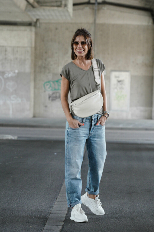 Jeans "Pitch Hi Tap" glare (HL04) / T-Shirt "ARETHA" darkgreen (DZ03)/ Small – Crossbag “PAULA” beige/silber  (T05)