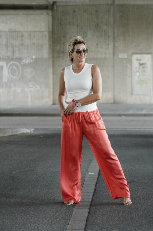 geripptes Top “YARELI” offwhite (ER05) / Glanzhose “JULE” melone (H14)