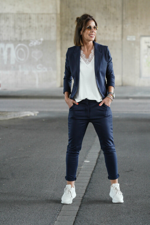 Spitzen-Top “ANCONA” off white (DZ06) /  Chinohose "ANDREA" dunkelblau (H26) / Kurzblazer "SISSI" dunkelblau (B04)
