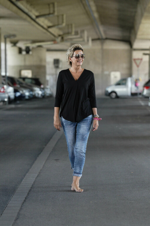 Basic – Shirt “VALERIA” schwarz (BA12) / Jeans “CINZIA” – jeansblau (H34)