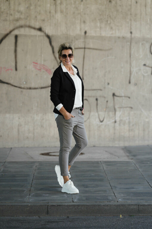 Kurzblazer "SISSI" schwarz (B04) / Bluse "Svania" off white (HL25) /  Joggerhose "PRISKA" schlamm (FJ)