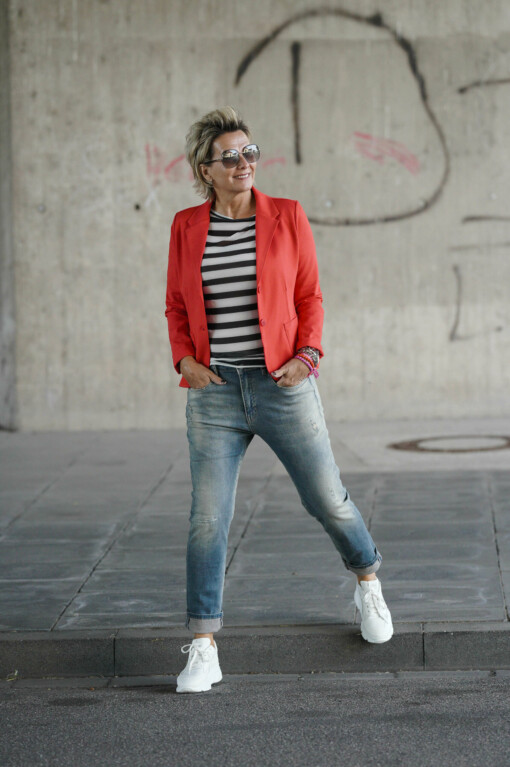 Kurzblazer "SISSI" orangerot (B04) / Langarmshirt "MESH TEE STRIPE" (10D50) / Jeans "LEONA" - loop blue (ER13)