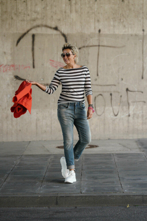 Kurzblazer "SISSI" orangerot (B04) / Langarmshirt "MESH TEE STRIPE" (10D50) / Jeans "LEONA" - loop blue (ER13)