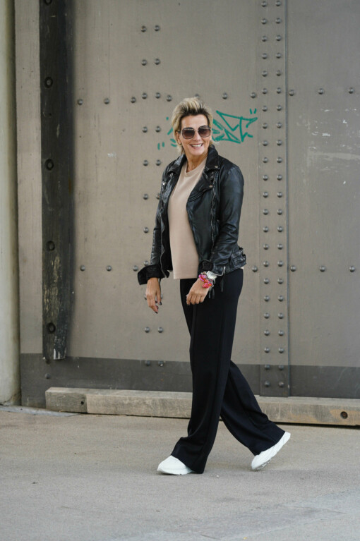 Lederjacke "RIHANNA"  (GW02) / T- Shirt "STINA" - sandy (HL27) /Hose "SHANTEL" black (HL11)
