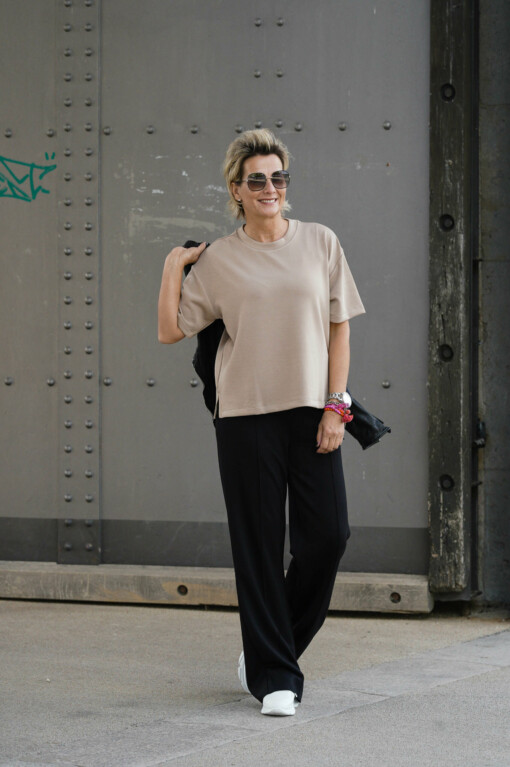 T- Shirt "STINA" - sandy (HL27) / Hose "SHANTEL" black (HL11)