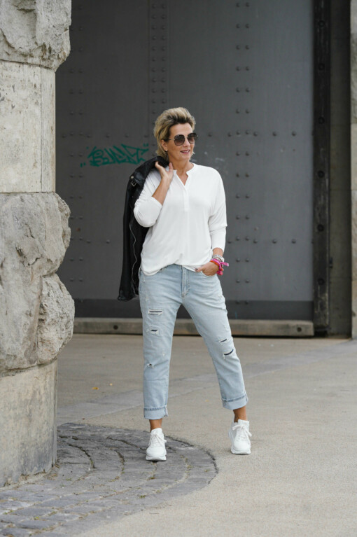 Blusenshirt "VALE" off white (HL24) / Jeans "LEONA" - stone wash (ER14)