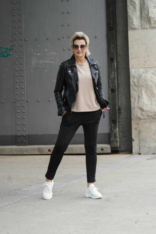 Lederjacke "RIHANNA"  (GW02) /  Joggpants "CECILIA" black (ER11)  /  T- Shirt "STINA" - sandy (HL27)