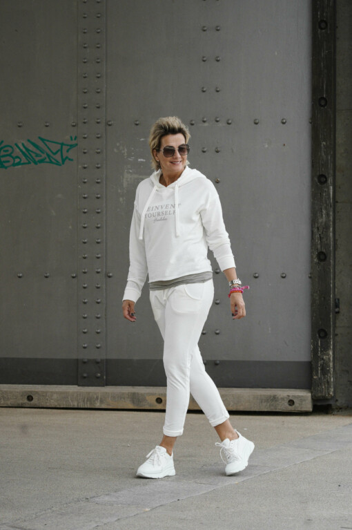 Pullover mit Kapuze "WINONA" offwhite (HL14) / Joggerhose "PRISKA" cremeweiß (FJ)