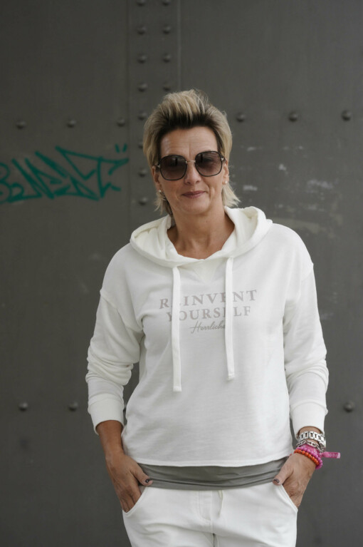 Pullover mit Kapuze "WINONA" offwhite (HL14) / Joggerhose "PRISKA" cremeweiß (FJ)