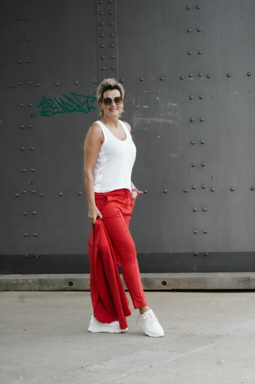 Blazer "LAURA" red poppy (ER105) / Tanktop "DUNJA" white (10D39) / Joggpants "CECILIA" red poppy(ER11)