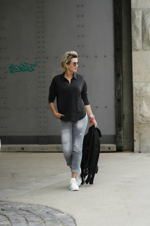 Bluse "Svania" black (HL25) / Jeans "LEXIE" stonewashed grau (H64) / Lederjacke "RIHANNA"  (GW02)