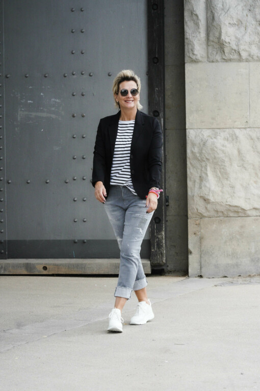 Kurzarmshirt "TEE STRIPES" ecru/black (10D47) / Jeans "ZIVA" - pale grey (ER15) / Kurzblazer "SISSI" (B04)