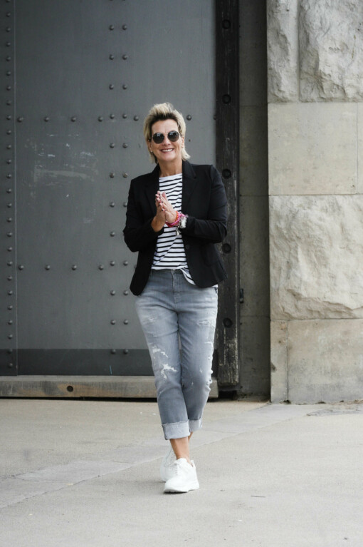 Kurzarmshirt "TEE STRIPES" ecru/black (10D47) / Jeans "ZIVA" - pale grey (ER15) / Kurzblazer "SISSI" (B04)