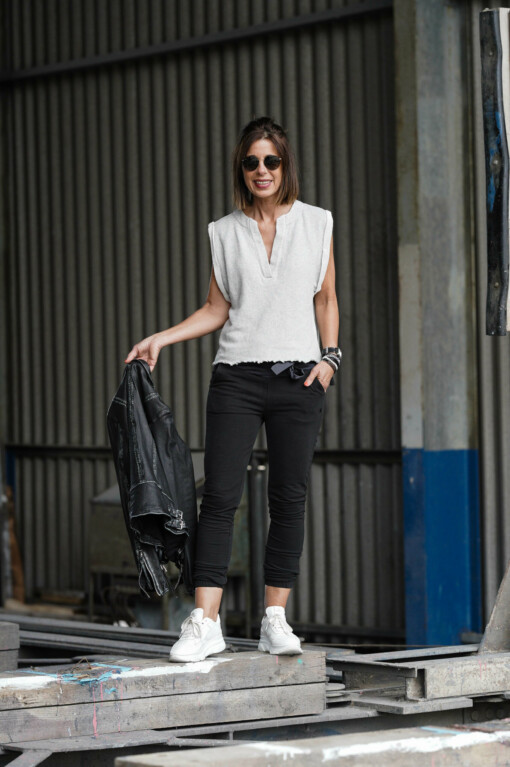 Top "V- NECK FLEECE" light grey melee (10D51) /  Jogger "TAMINA" - black  (10D07) / Lederjacke "SHERYL" (GW43)