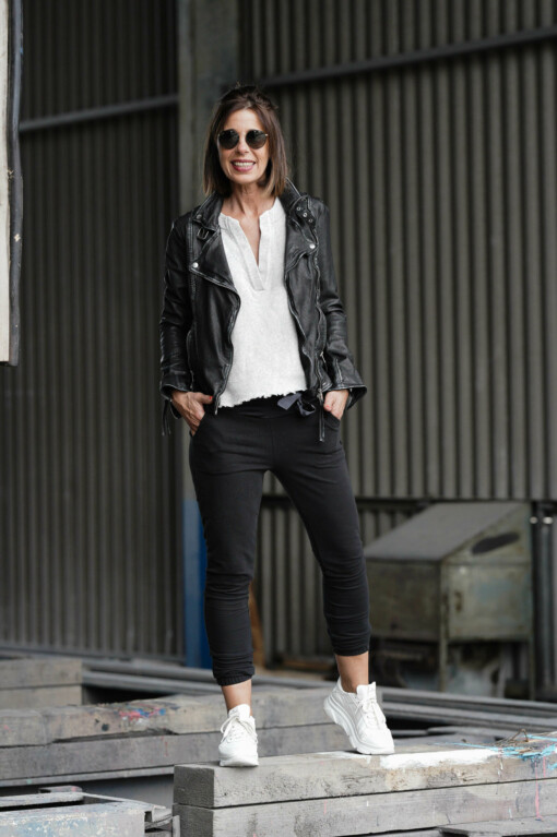 Top "V- NECK FLEECE" light grey melee (10D51) /  Jogger "TAMINA" - black  (10D07) / Lederjacke "SHERYL" (GW43)