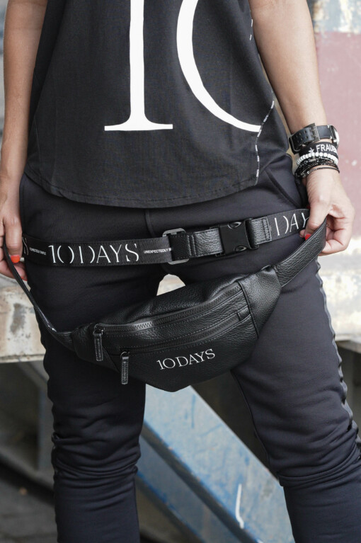 Hüfttasche "FANNY Pack" black (10D44) / Shirt "Tee10" black (10D09) / Jogger “TARA” – black (10D08)