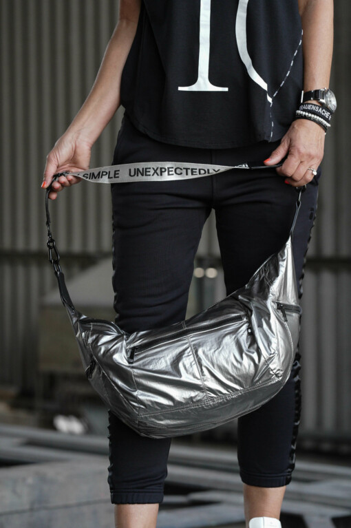 Umhängetasche "BANANA BAG" (10D60) / Shirt "Tee10" black (10D09) / Jogger "TARA" (10D08)