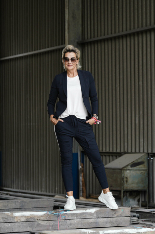 Kurzarmshirt “INDIRA” (BA43) / Cargohose “NALA” navy/canvas (PI83) / Longblazer “NOVA” navy (PI02)