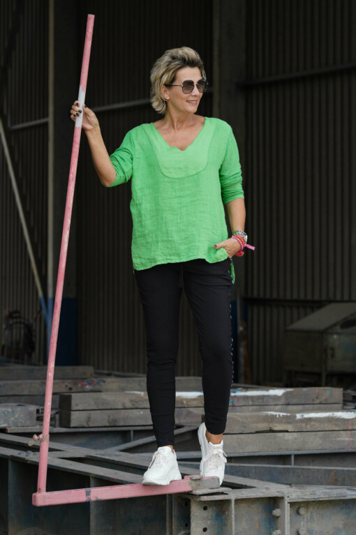 Strukturmix-Shirt “MICHELLE” grasgrün (GW55) / Banana Pants Soft “TONI” (10D05)