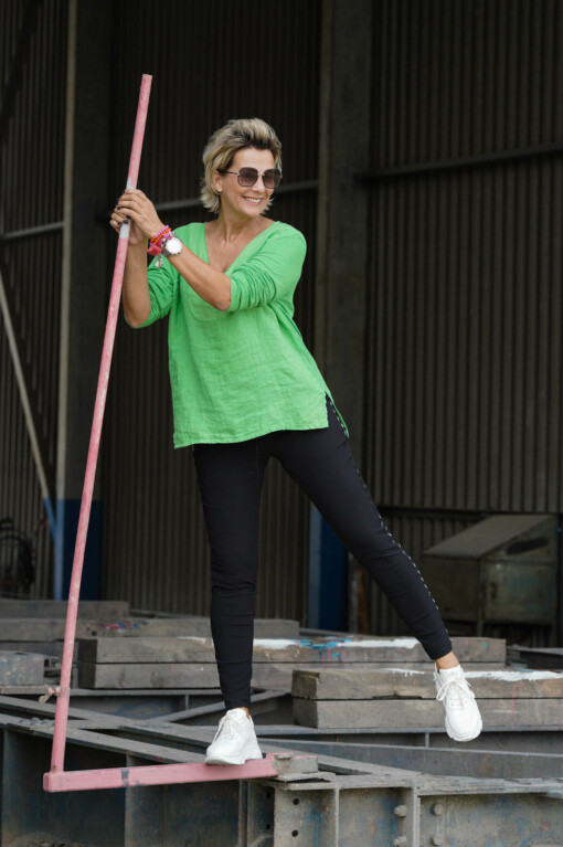 Strukturmix-Shirt “MICHELLE” grasgrün (GW55) / Banana Pants Soft “TONI” (10D05)