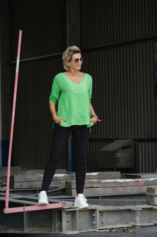 Strukturmix-Shirt “MICHELLE” grasgrün (GW55) / Banana Pants Soft “TONI” (10D05)