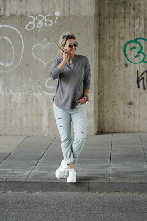 Blusenshirt "VALE" antra (HL24) / Boyfriend-Jeans “LEONA” – stone wash (ER14)
