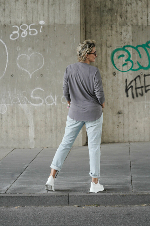 Blusenshirt "VALE" antra (HL24) / Boyfriend-Jeans “LEONA” – stone wash (ER14)