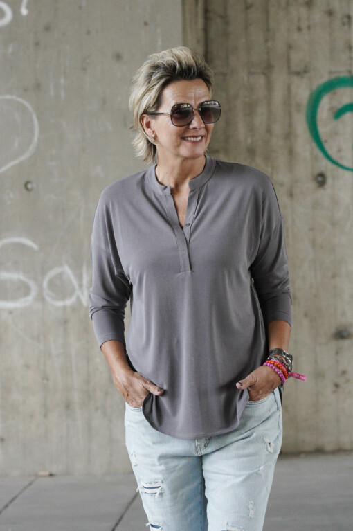 Blusenshirt "VALE" antra (HL24) / Boyfriend-Jeans “LEONA” – stone wash (ER14)