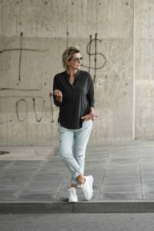 Blusenshirt "VALE" black (HL24) / Boyfriend-Jeans “LEONA” – stone wash (ER14)
