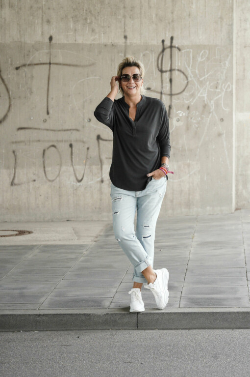 Blusenshirt "VALE" black (HL24) / Boyfriend-Jeans “LEONA” – stone wash (ER14)