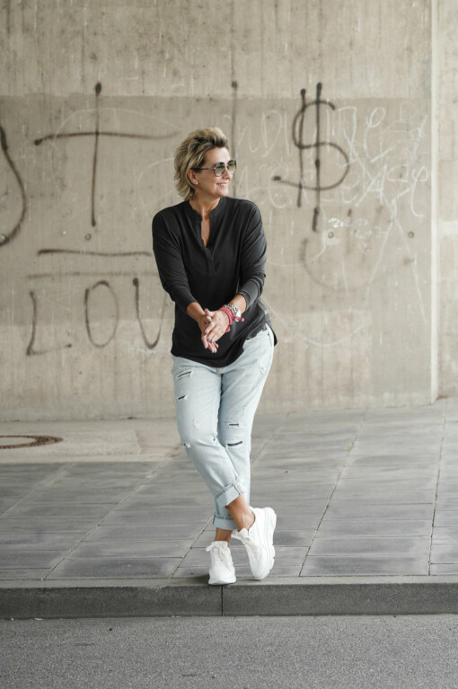 Blusenshirt "VALE" black (HL24) / Boyfriend-Jeans “LEONA” – stone wash (ER14)