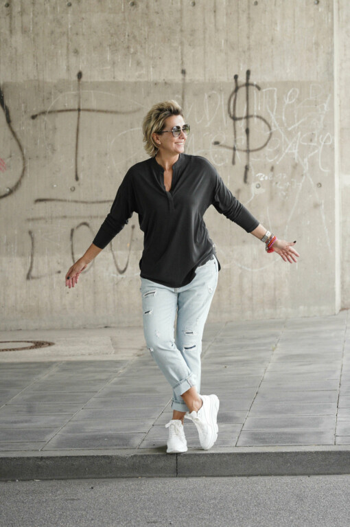 Blusenshirt "VALE" black (HL24) / Boyfriend-Jeans “LEONA” – stone wash (ER14)