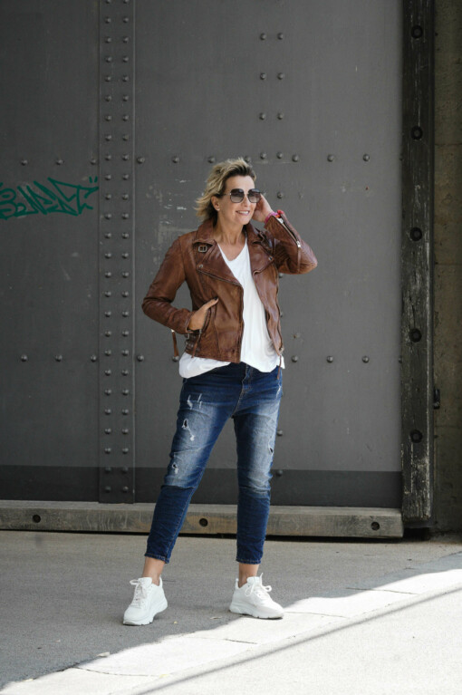 Jeans " DEBBIE" dark blue (H50) / Basic Shirt “INÉS” weiß (BA69) / Lederjacke “BRITNEY” (GW07)