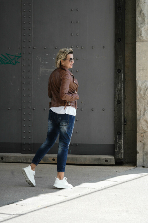 Jeans " DEBBIE" dark blue (H50) / Basic Shirt “INÉS” weiß (BA69) / Lederjacke “BRITNEY” (GW07)
