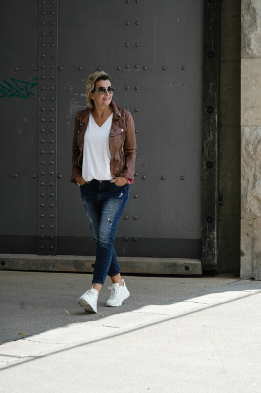 Jeans " DEBBIE" dark blue (H50) / Basic Shirt “INÉS” weiß (BA69) / Lederjacke “BRITNEY” (GW07)