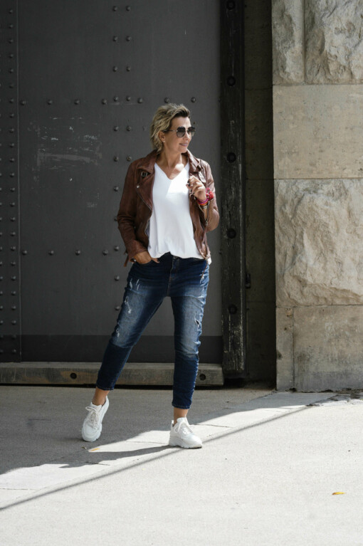 Jeans " DEBBIE" dark blue (H50) / Basic Shirt “INÉS” weiß (BA69) / Lederjacke “BRITNEY” (GW07)
