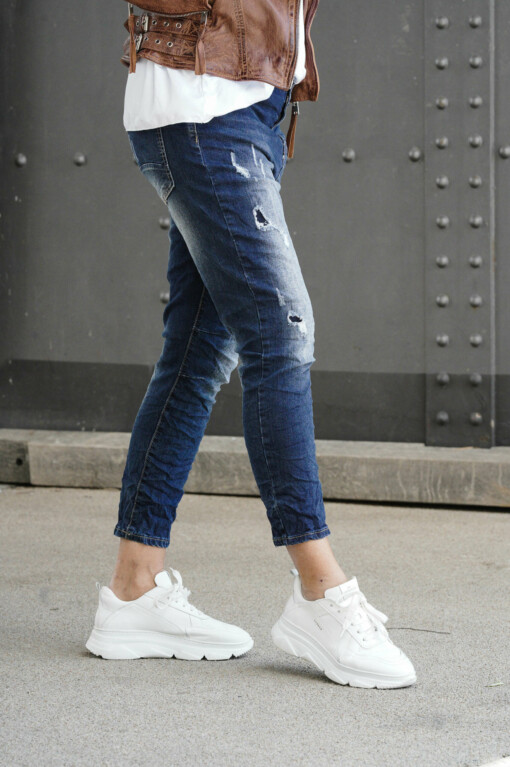Jeans " DEBBIE" dark blue (H50) / Basic Shirt “INÉS” weiß (BA69) / Lederjacke “BRITNEY” (GW07)