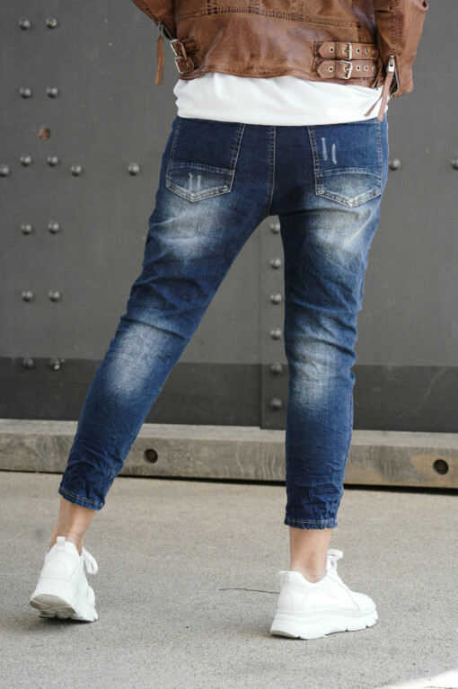 Jeans " DEBBIE" dark blue (H50) / Basic Shirt “INÉS” weiß (BA69) / Lederjacke “BRITNEY” (GW07)