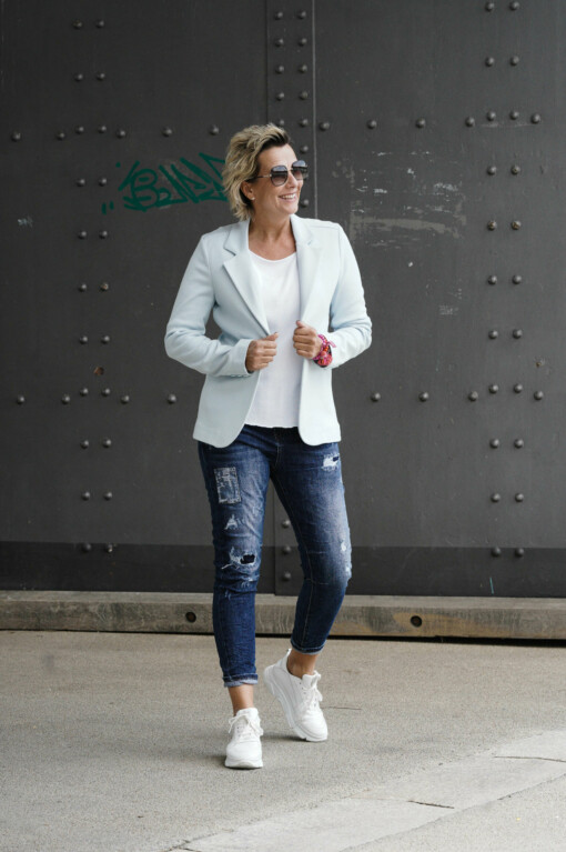 Jeans "CASSY" dark blue (H49) / Langarm-Shirt “LEONIE” weiß (BA85) / Blazer "LAURA" pale blue (ER101)