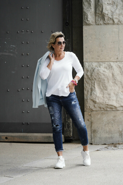 Jeans "CASSY" dark blue (H49) / Langarm-Shirt “LEONIE” weiß (BA85) / Blazer "LAURA" pale blue (ER101)