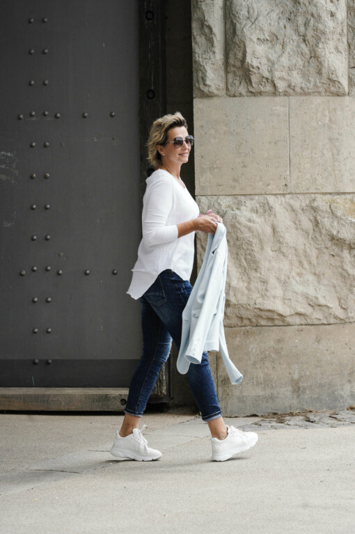 Jeans "CASSY" dark blue (H49) / Langarm-Shirt “LEONIE” weiß (BA85) / Blazer "LAURA" pale blue (ER101)