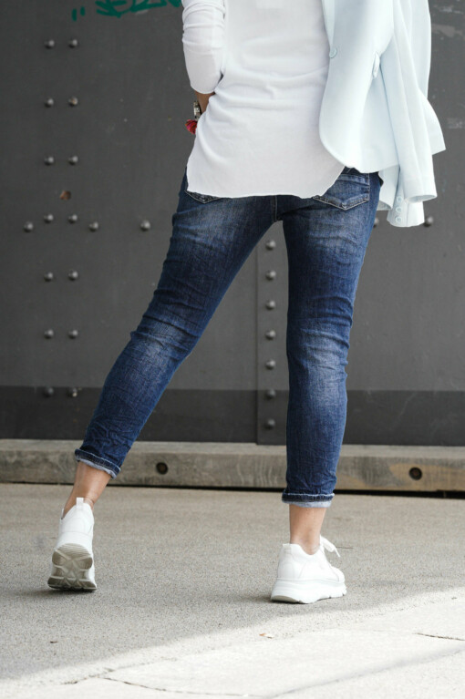 Jeans "CASSY" dark blue (H49) / Langarm-Shirt “LEONIE” weiß (BA85)